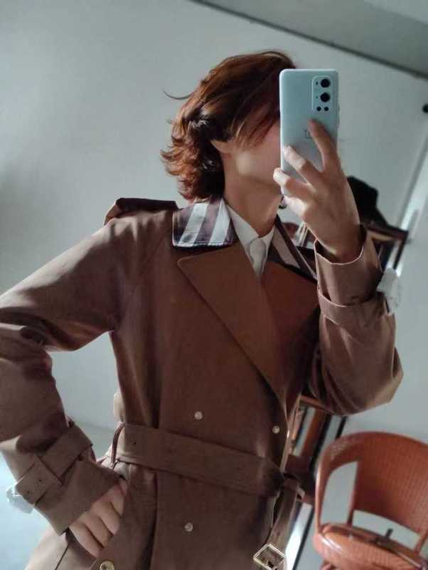 Trench da donna Designer Prodotto europeo 2023 Inizio autunno Nuovo stile Temperamento Colletto scozzese sottile Decorazione Caffè lungo 38NQ