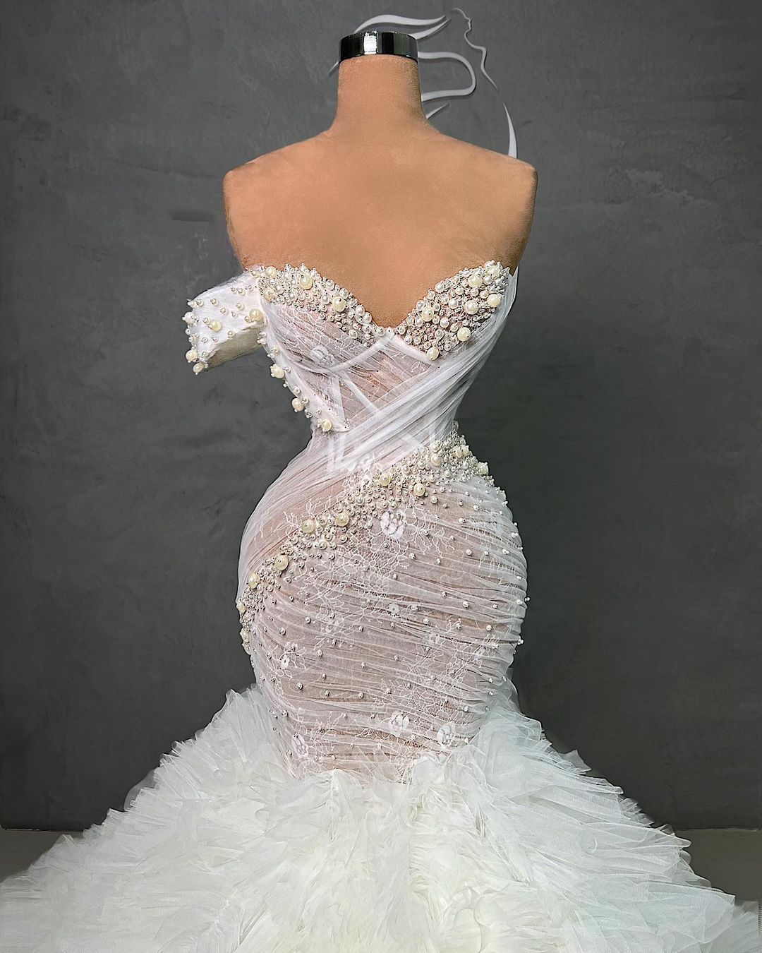 2023 Robes de mariée magnifiques Robes de mariée en dentelle sirène sans manches une bandoulière cristal perles perles volants à plusieurs niveaux tulle sur mesure pays plus taille