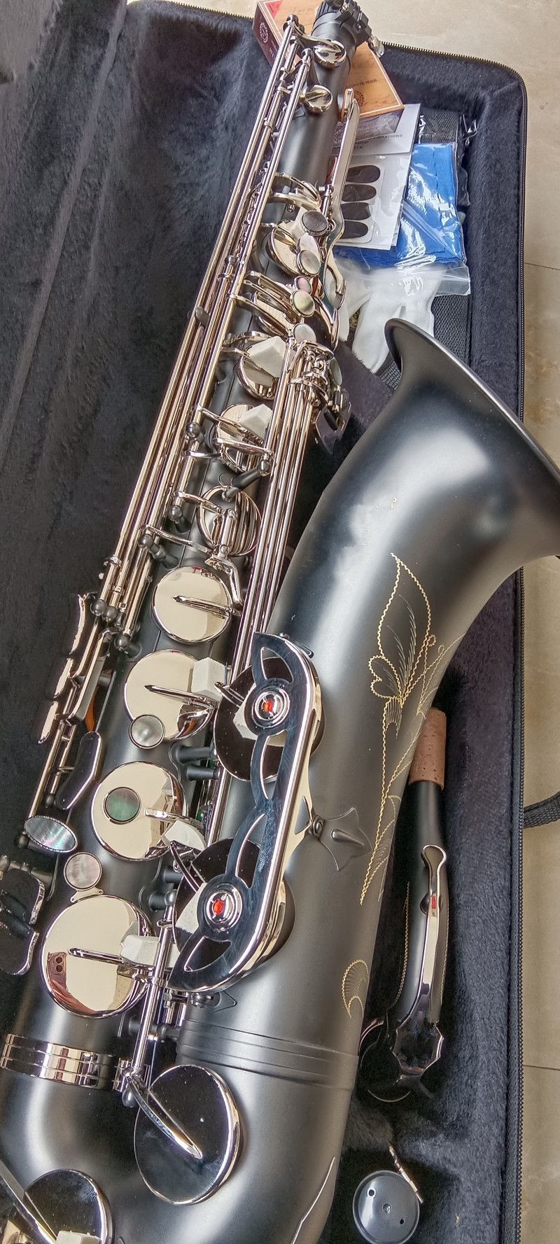 Heißes verkaufendes mattschwarzes Bb-Tenorsaxophon aus Messing, professionelles Musikinstrument mit Kofferzubehör