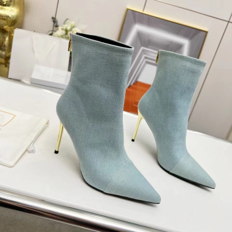 Fashion boots are becoming more unique, solid colors are single and atmospheric