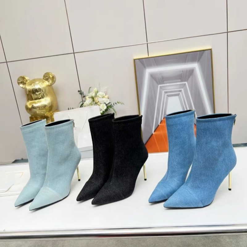 Fashion boots are becoming more unique, solid colors are single and atmospheric