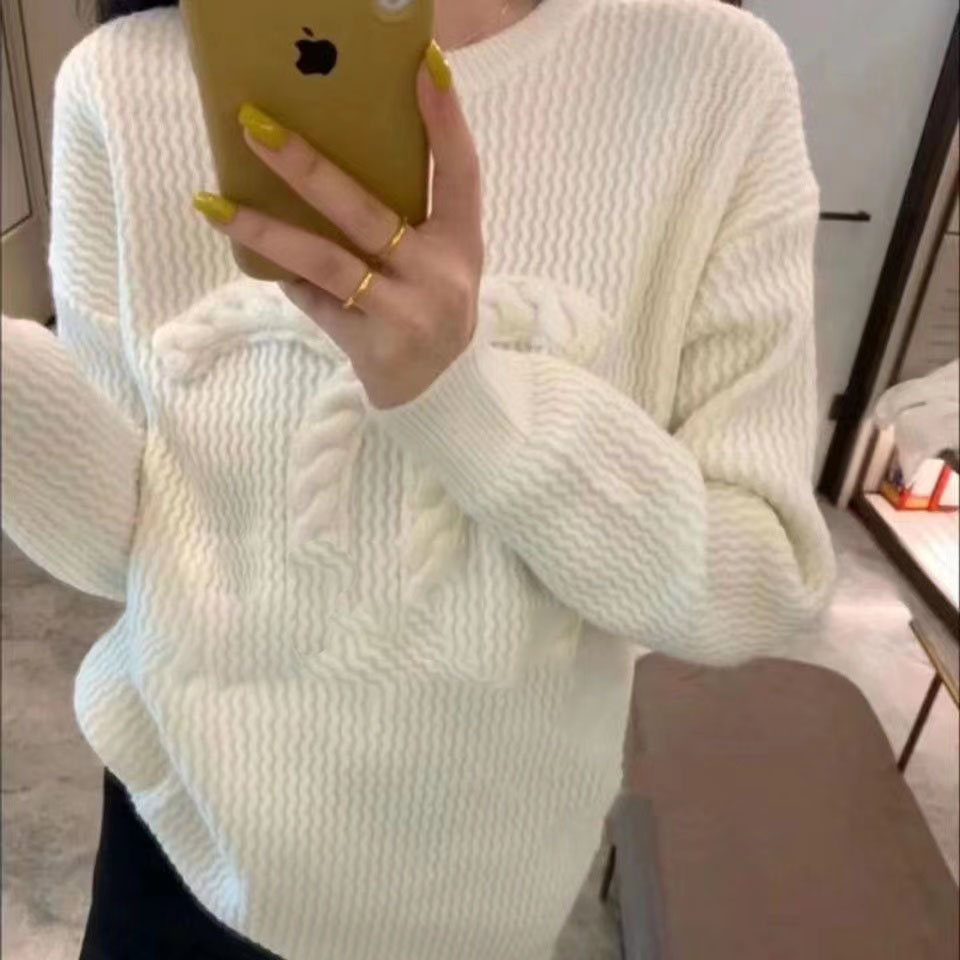 Autumn explosion of luxury Korean network red with chest cc design sweater temperament everything lazy style solid color outside to wear a top