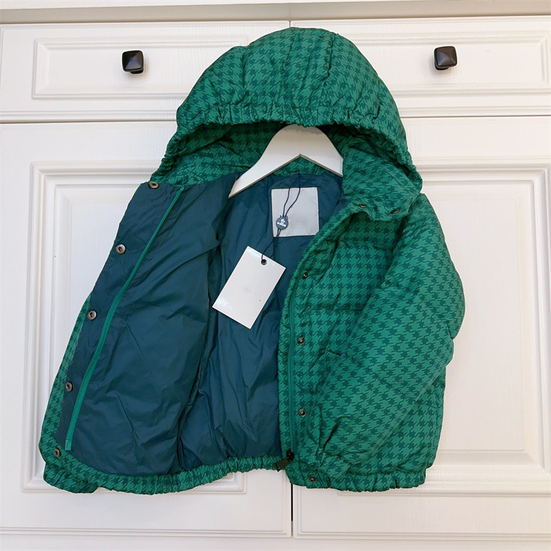 베이비 디자이너 옷 2023 겨울 새로운 유행 및 세련된 녹색 흰색 오리 다운 후드 여자 중간 길이 허리 다운 코트