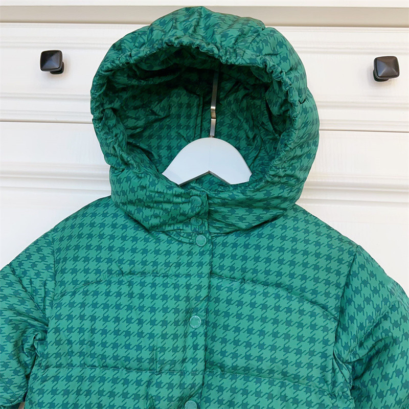 Baby-ontwerperkleding 2023 Winter Nieuwe modieuze en modieuze groen-witte eendendons halflange taille-downjas voor meisjes met capuchon