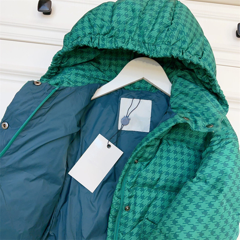 ベビーデザイナーの服2023冬の新しいファッショナブルでファッショナブルな緑の白いアヒルダウンフード付きガールズのミッドレングスウエストダウンコート