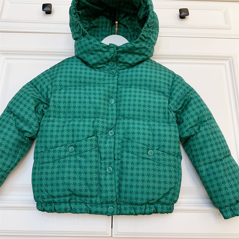ベビーデザイナーの服2023冬の新しいファッショナブルでファッショナブルな緑の白いアヒルダウンフード付きガールズのミッドレングスウエストダウンコート