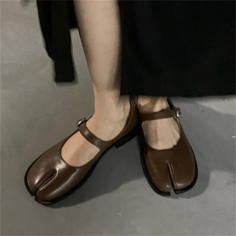 Designer Womens Dress Shoes Split Toe Round Low Heels Shoes Wedding Party Tabi Ninja Pig Feet Ladies Pumps Buckle Genuine Leather Single Shoe