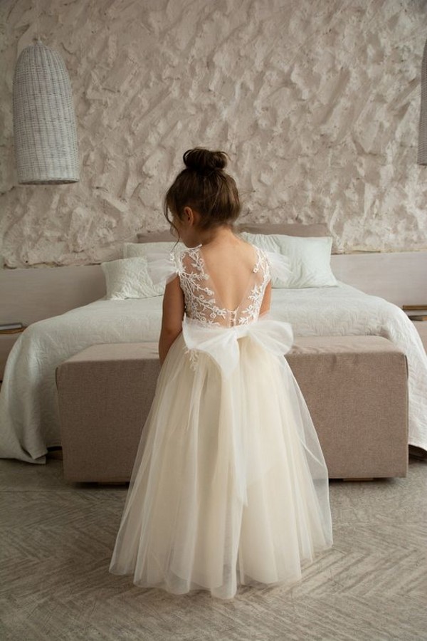 Fée Tulle Une Ligne Robes De Fille De Fleur O-cou Dos Nu En Dentelle Robes De Soirée De Mariage Pour Enfants Avec Arc Petites Filles Infantile Première Communion Robe D'anniversaire CL2779