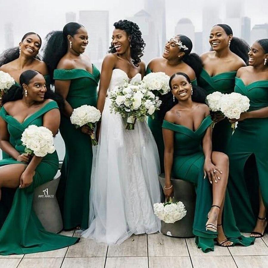 2023 Nya mörkgröna brudtärklänningar från axeln Sexig sida delad piga av hedersbröllop Gästklänning Formella aftonklänningar