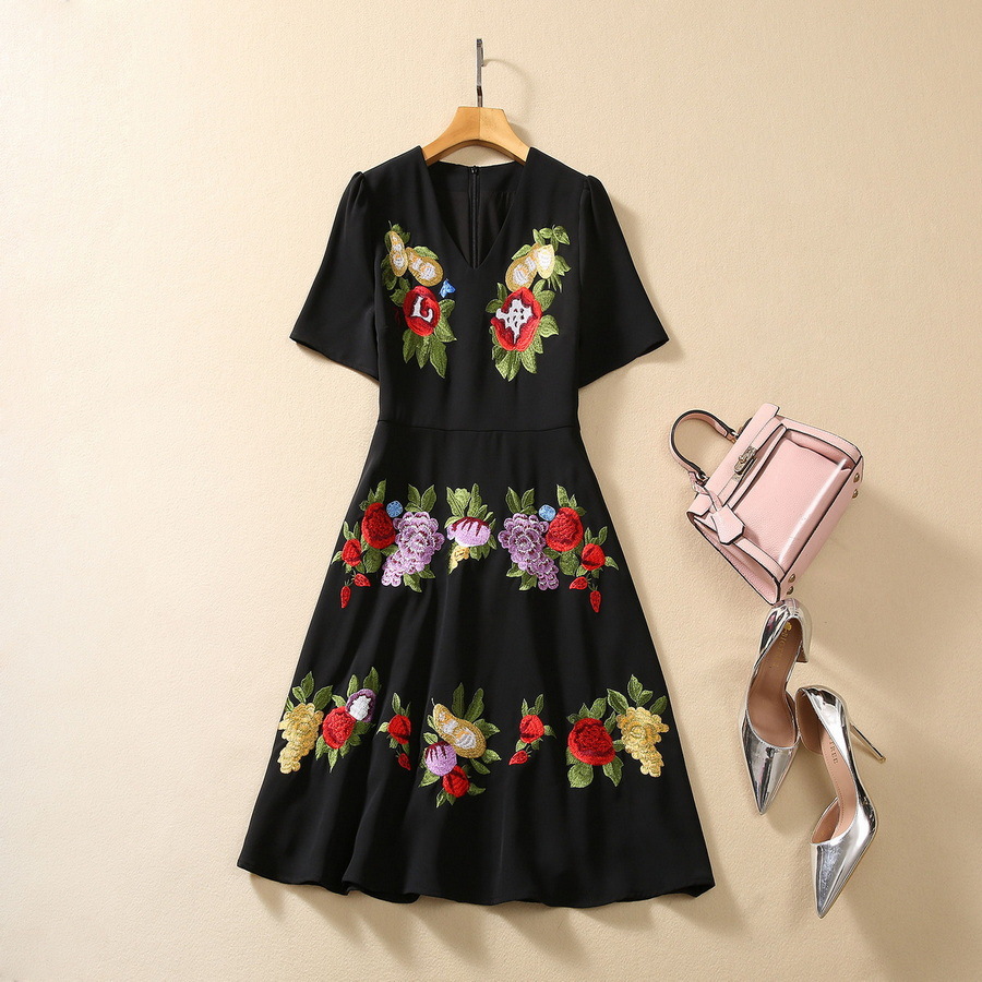 European and American women's clothing 2023 autumn new V-neck Short sleeve flower embroidery fashion Black dress XXL
