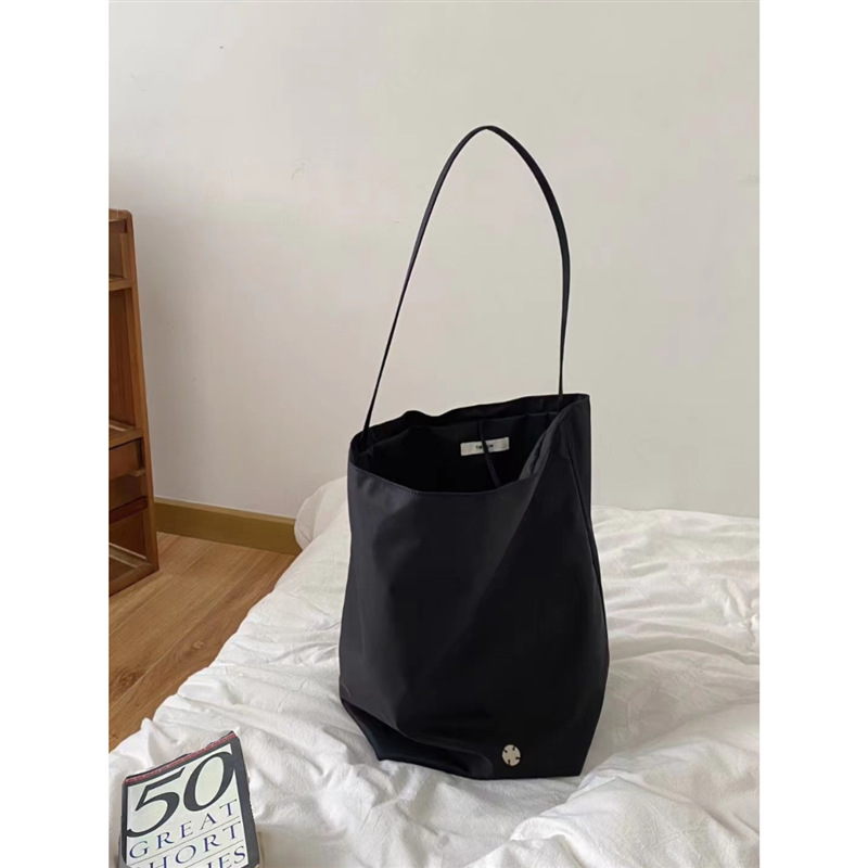 Tasarımcı Yüksek Naylon Elegance: N/S Park Tote - Geniş Zamansız Minimalist Kırmızı