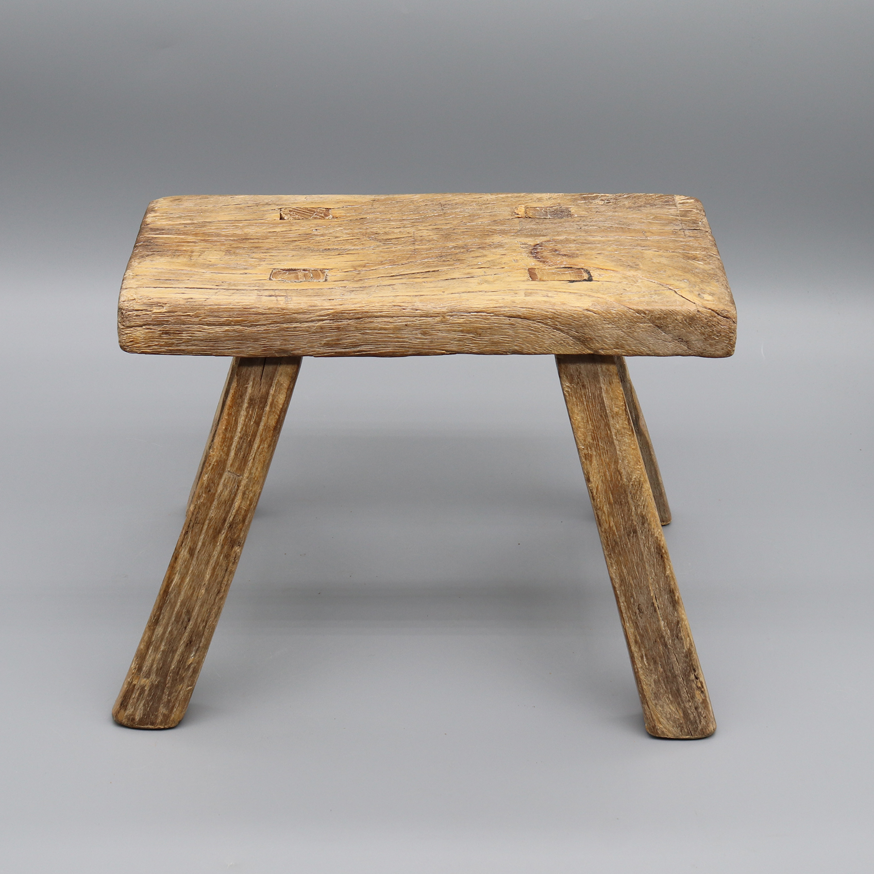 Vieux tabouret en bois, petite table d'appoint, piédestal