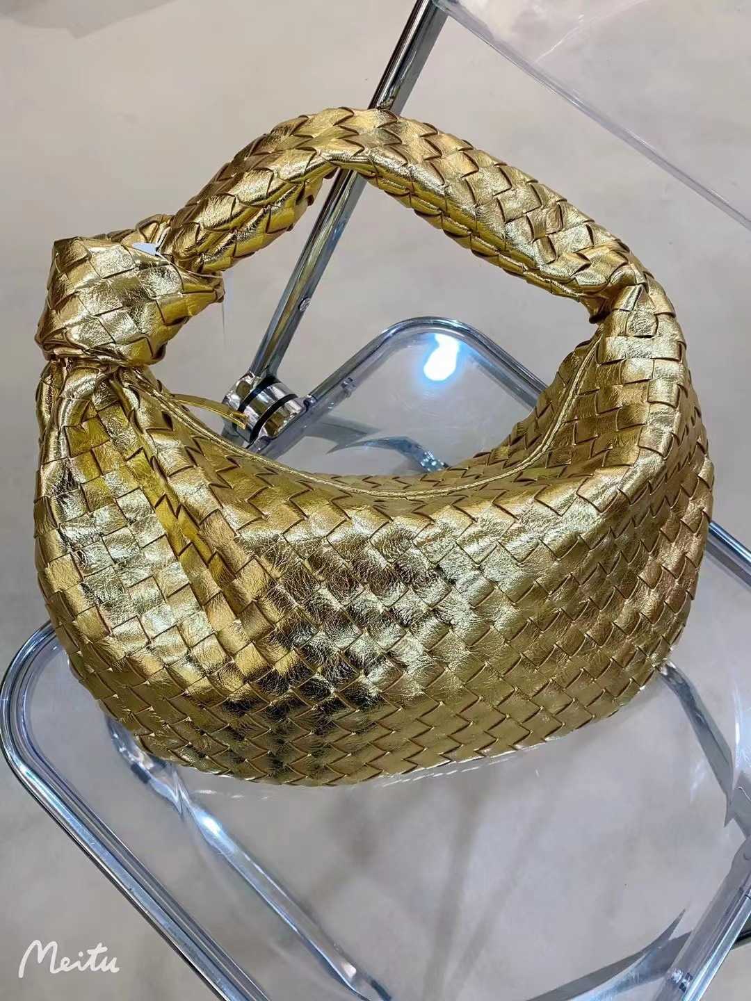 2023 New Gold Twisted Woven Bag Women's Handheld Dumpling Bun Premium Dinner Handheld Bag Soft Leather Handheld Bag