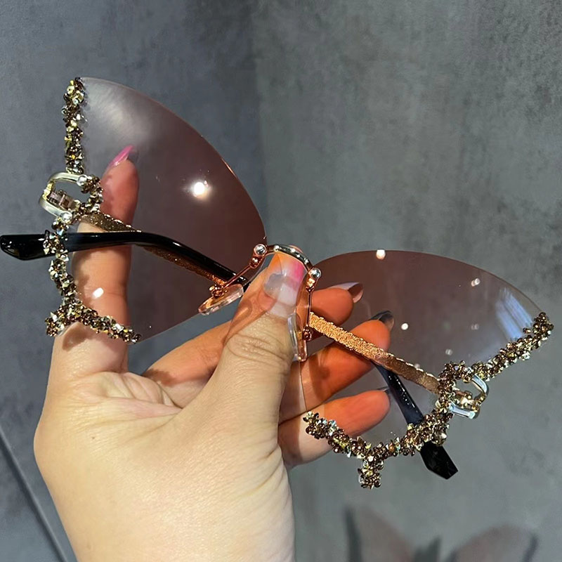 Lyxdesigner Solglasögon Diamond Butterfly Solglasögon för kvinnor Y2K Vintage Rimless Sun Slugs Women Trend Summer Ladies Eyewear