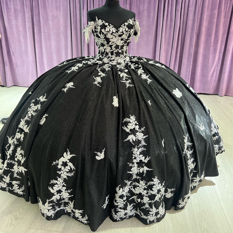 Svart glänsande av axelbollklänningen Quinceanera klänningsapplikationer spetspärlor ruffles vestido de 15 anos sweet 16 prom party klänning