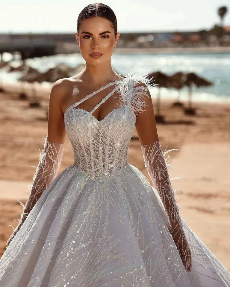 Paljett bollklänning bröllopsklänningar sexig en axel fjäder strand brud klänningar vestidos de novia boho skräddarsydd