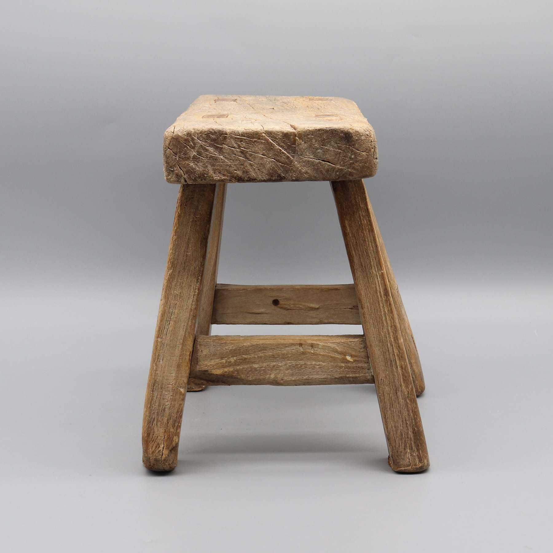 Antieke houten kruk, insteek- en penverbinding, kleine tafel, plantenstandaard, massief hout