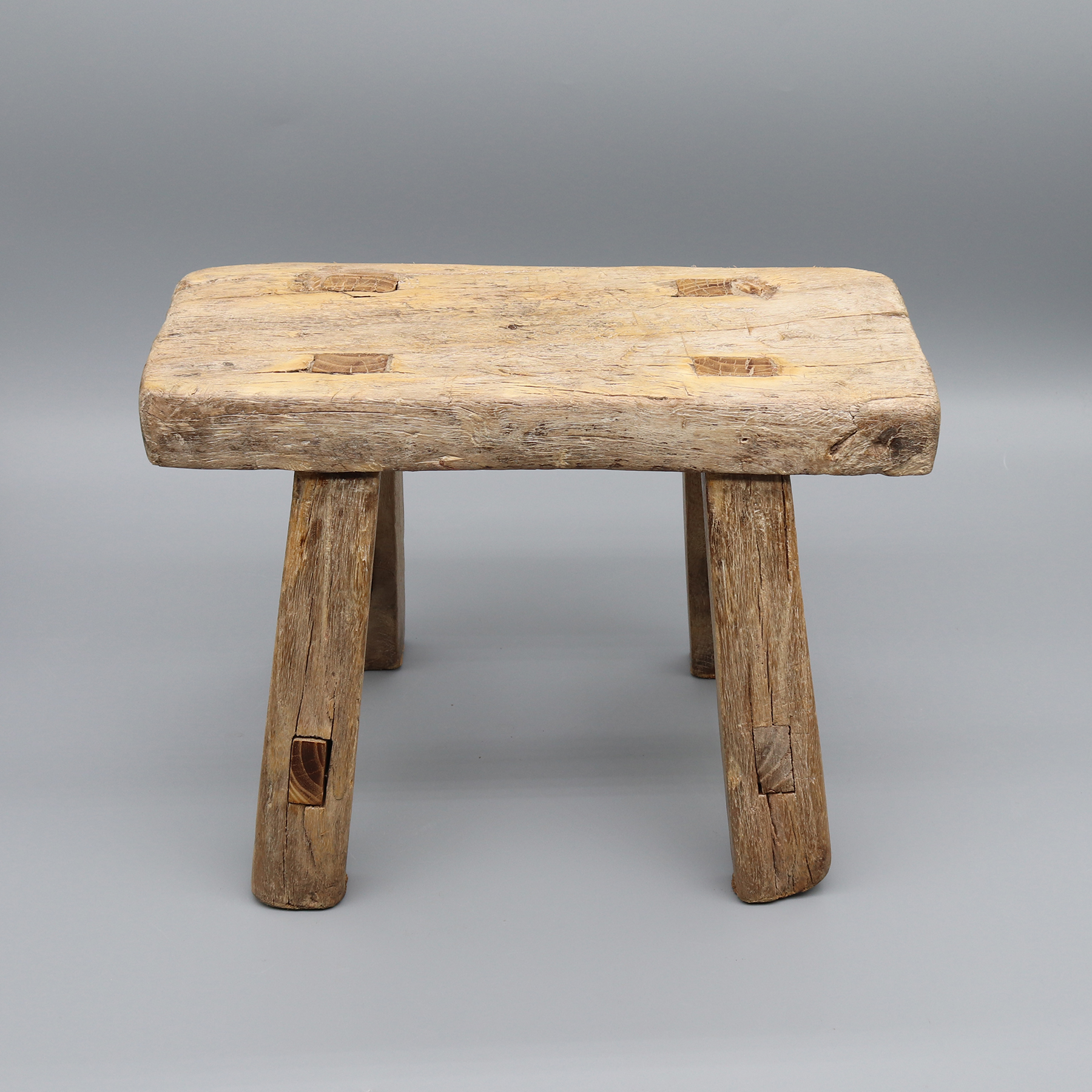 Banqueta de madeira antiga, encaixe e espiga articulada, mesa pequena, suporte para plantas, madeira maciça