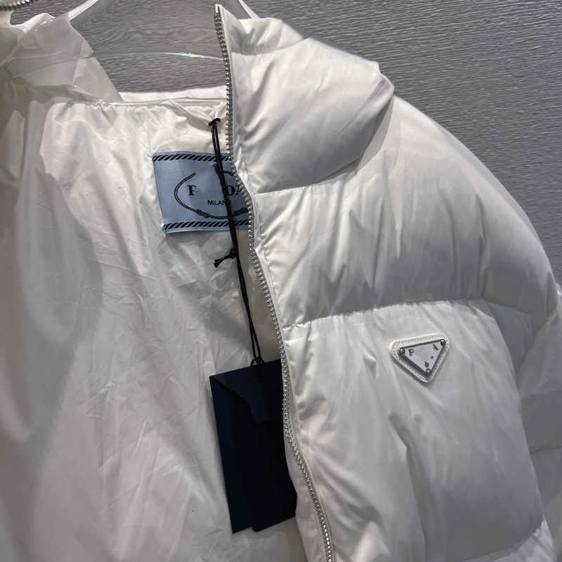 Parkas de plumón para mujer, diseñador de invierno 2023, nueva moda de lujo, etiqueta pequeña triangular, abrigo de plumón de ganso blanco 90, abrigo cálido KNTS