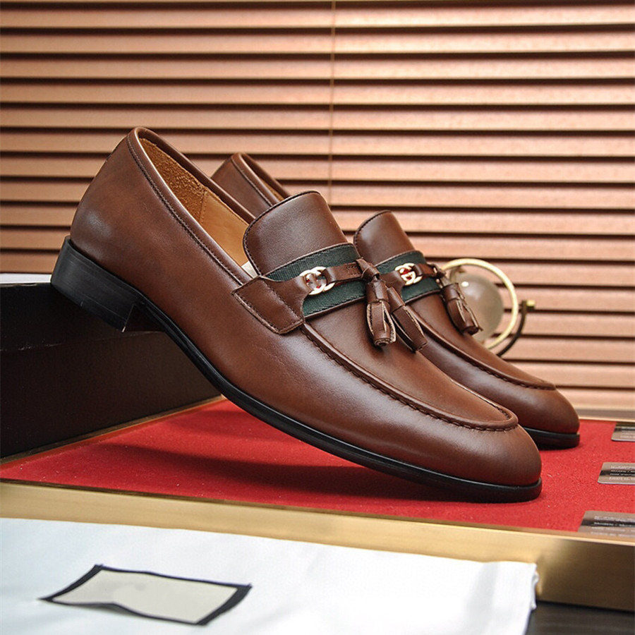 2023 Wysokiej jakości formalne buty do sukienki dla delikatnych luksusowych projektantów mężczyzn czarne brązowe oryginalne skórzane buty spiczasty palec u nóg bzdura oksfordzka