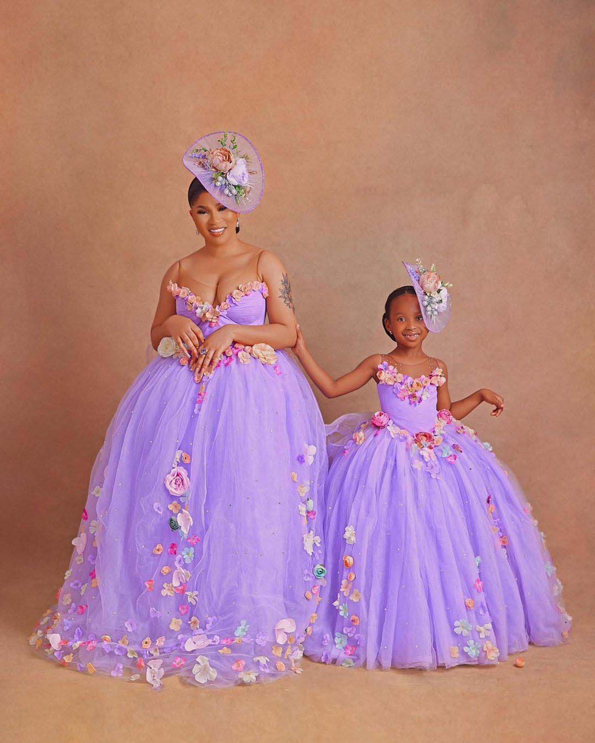 Lavendel-Ballkleid-Abschlussballkleid, sexy Spaghettiträger, bunte handgefertigte Blumen, Abschlussball-Party-Kleider, formelle Kleider für Frauen