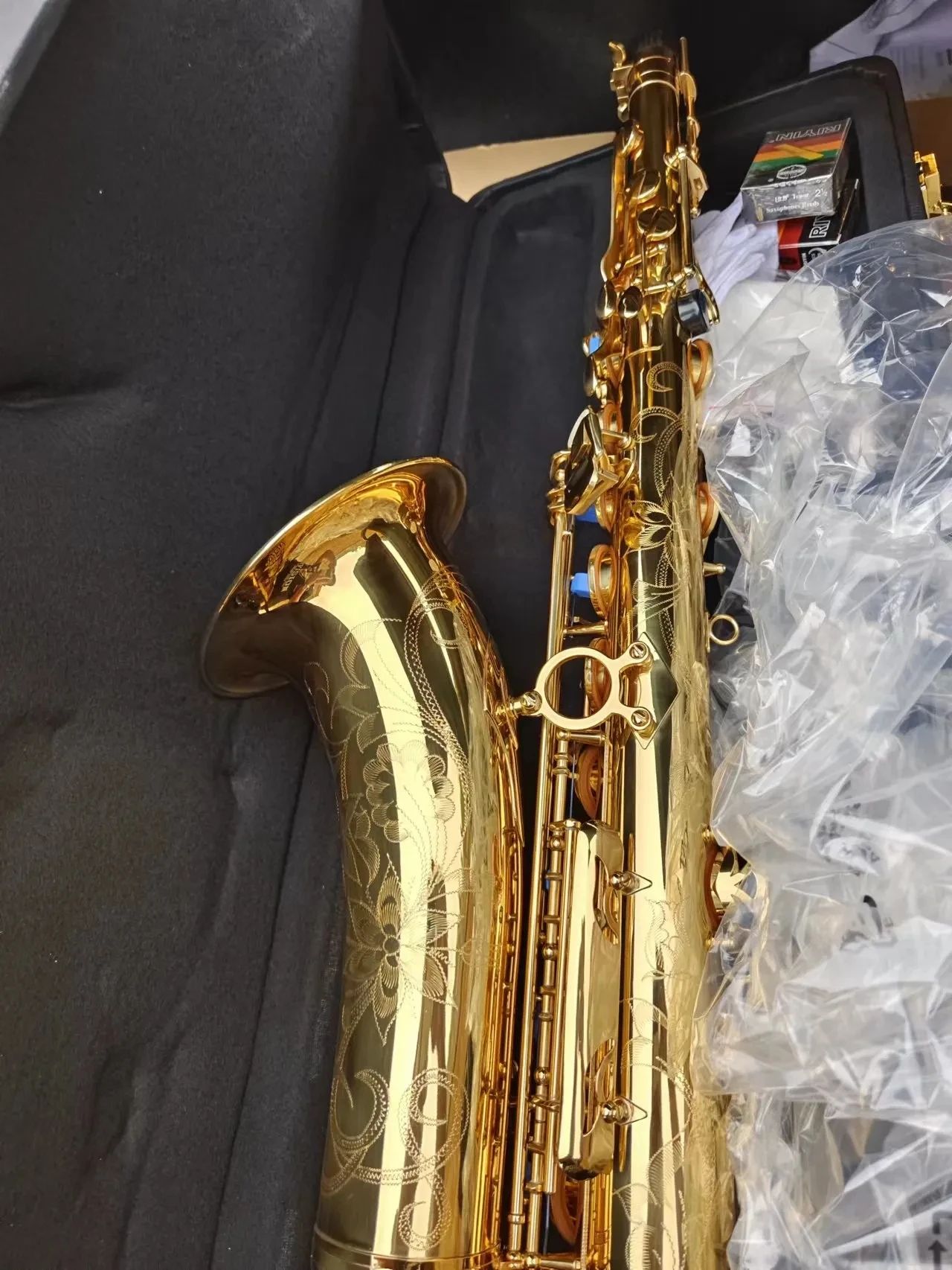 Högkvalitativ gyllene B-platt professionell tenorsaxofon mässing guldpläterad djup gravering fin mönster tenor sax jazz instrument 01