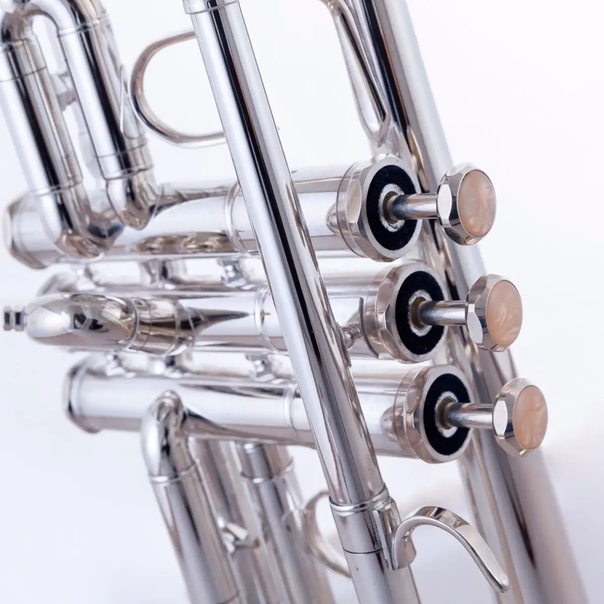 Die professionelle Trompete mit silbernem Tropfen E bis D und zwei Sätzen klangverändernder Röhren kann den Ton eines Trompetenhorns in professioneller Qualität umschalten