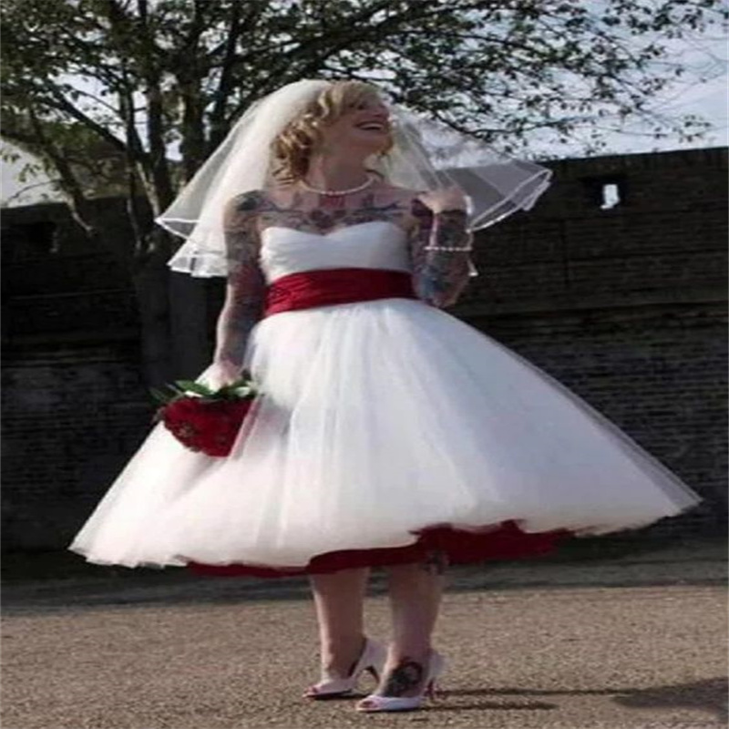 Teelanges, kurzes Brautkleid aus den 1950er-Jahren, Rock'n'Roll-Gothic-Halloween-Brautkleid, A-Linie, Tüll, Strand-Gatsby-bürgerliches mittelalterliches Brautkleid mit roter Schärpe, Vestidos De Novia