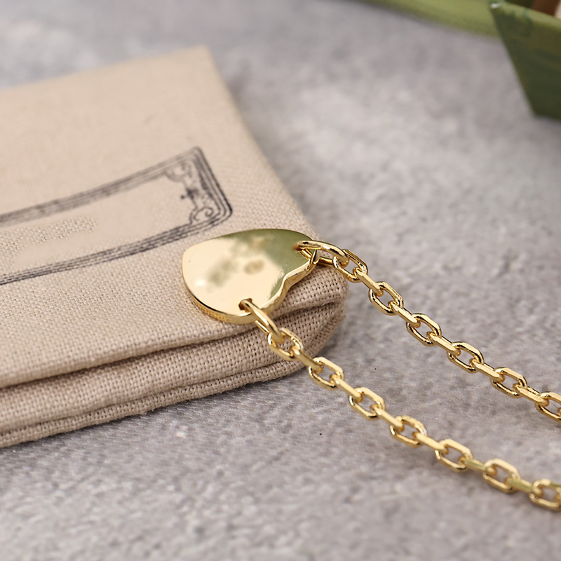 Moda luxo jóias pingente de ouro simples versátil retro em forma de coração carta escultura design requintado charme designer lindo elegante atmosfera pingente