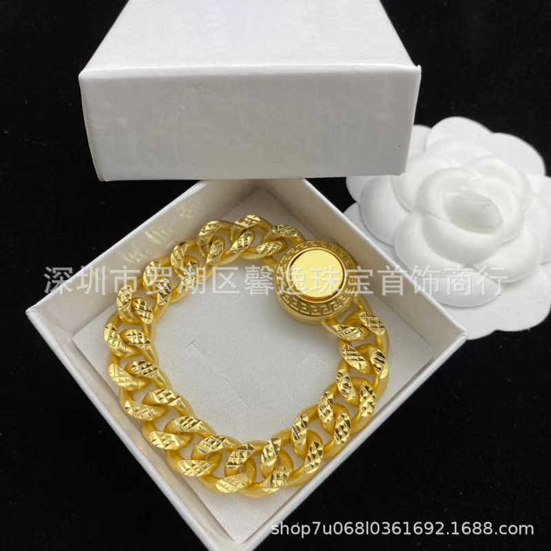 Bracelet & Necklace designer head portrait round brand necklace mens womens personalized diamond embellishment circular pattern collarbone chain brass necklace