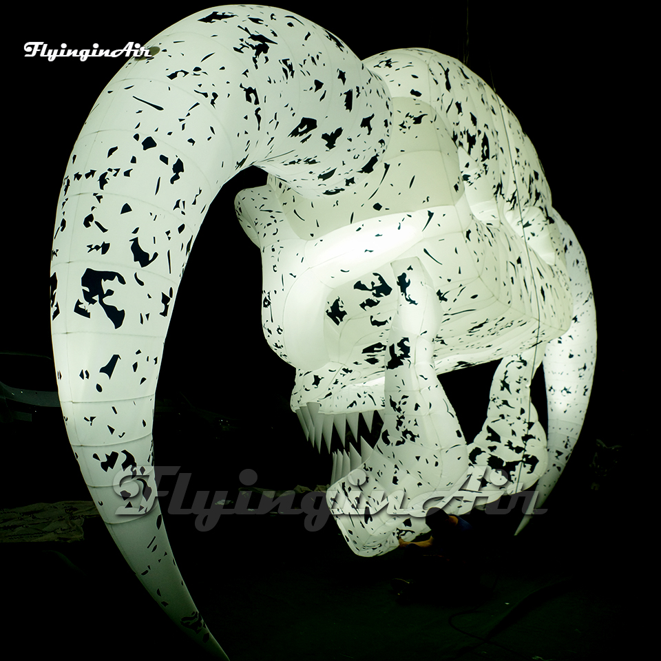Incroyable crâne gonflable blanc géant illuminé suspendu 7 m tête de diable gonflable à air suspendu avec cornes pour la décoration de scène de carnaval