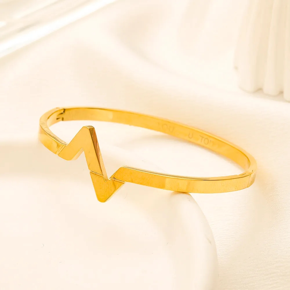 Luxury Classic Gold Plated Letter Bangle Luxury Charm Women Bangle rostfritt stål No Fade Armband Classic Design Love Gift Jewelry New Hot Style Bangle Y23406