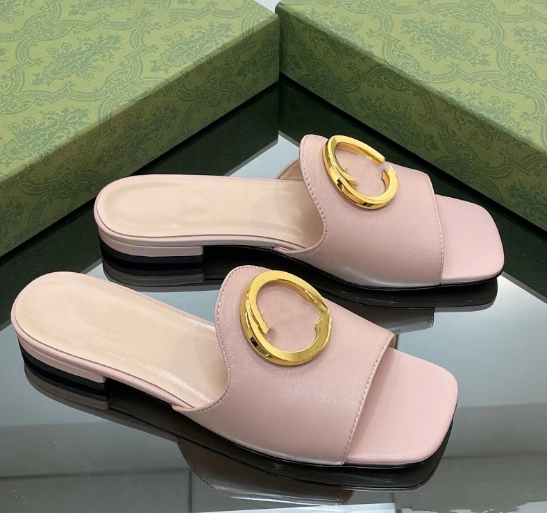 Sandales de luxe classiques pour femmes, pantoufles plates en cuir, boucle de ceinture de plage, chaussures en métal pour femmes, chaussures de styliste en peau de vache souple, pantoufles de plage