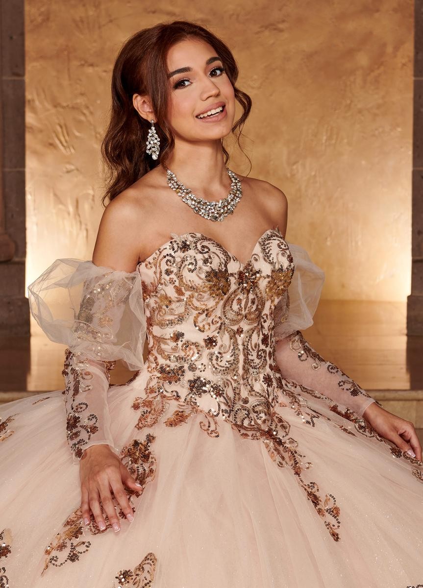 Amazing Ball Gown Tiered Quinceanera Dresses Sequined Appliqued Prom Gowns Long Sleeves Sweetheart Neckline Tulle Sweet 15 Corset Masquerade Dress