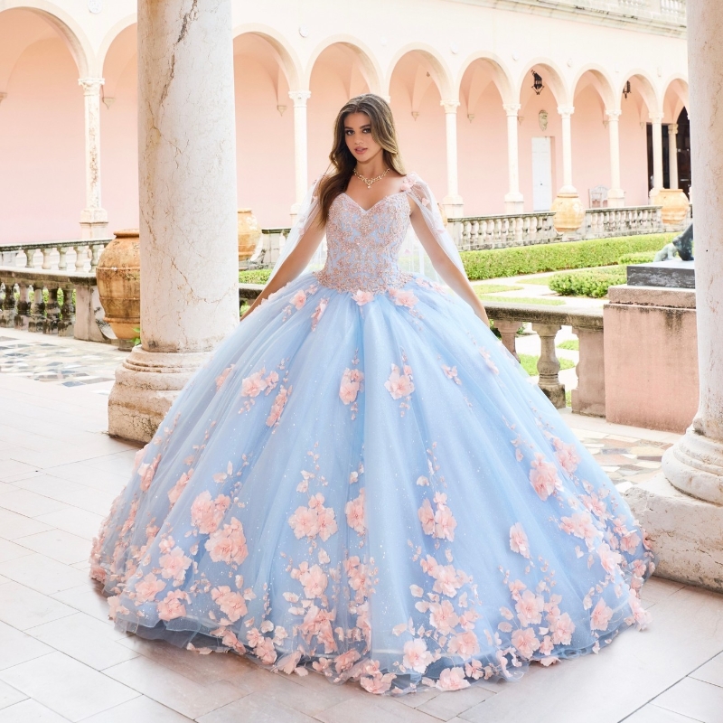 Sky Blue Princess Quinceanera klänningar Bollklänning Sweet 16 Dress Pärlor Applices spetsblomma med Cape Birthday 15th Party Gown for Girl