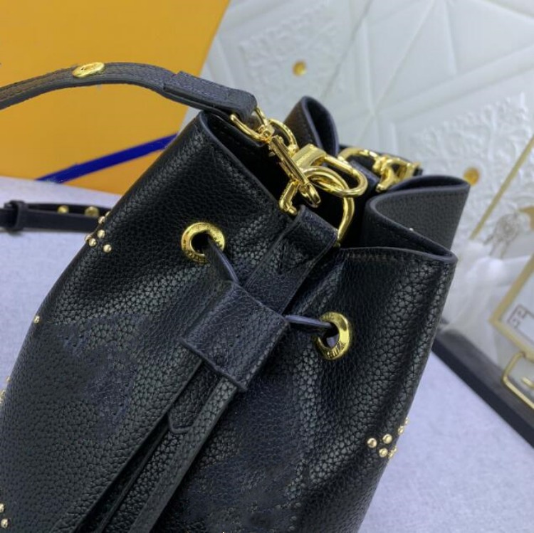 Nuevo bolso tipo cubo para mujer Bolso de hombro con tachuelas Neonoe BB de lujo Características Cartera con llaves doradas atrevidas Correa de transporte superior Bolso de compras con bolsillo grande de piel de vaca negra