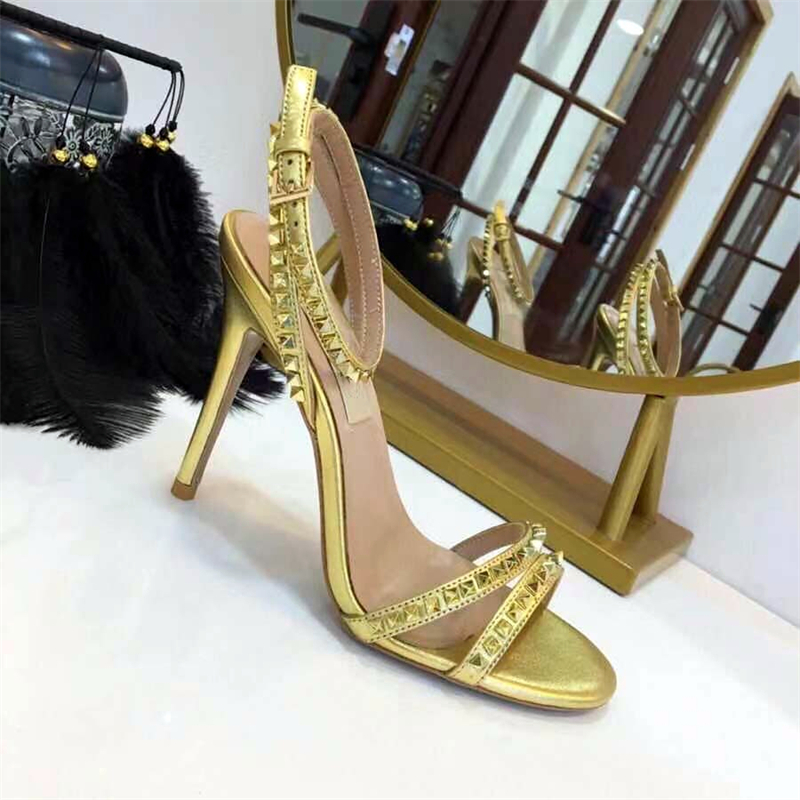 Högkvalitativa kvinnors högklackade sandaler Summer Luxury Designer Leather Studded Heels Sexig stilett Party Shoes Designer Fashion Wedding Laces Box 10 cm Heel