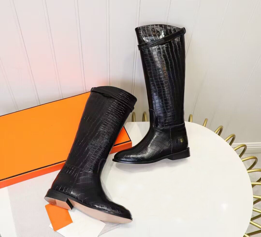 امرأة عالية أحذية مسطحة أسفل أحذية حزام مشبك مصمم طويل الحذاء الخريف الشتاء الأسود lmetal buckle eather حذاء الموضة أحذية كبيرة الحجم 35-42 US4-US11 مع صندوق