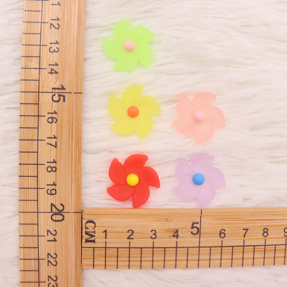 MOQ 20 Stück PVC Cartoon Kawaii Bunte Windmühlen Blume Schuh Charms Schnalle Clog Buttons Pins Armband Armband Dekoration