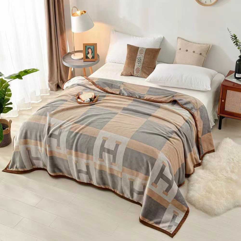 8A Designer H rems's Blankes for winter and autumn on sale Chaopai thickened Farai velvet blanket lunch break cover coral double sided air conditioning marten