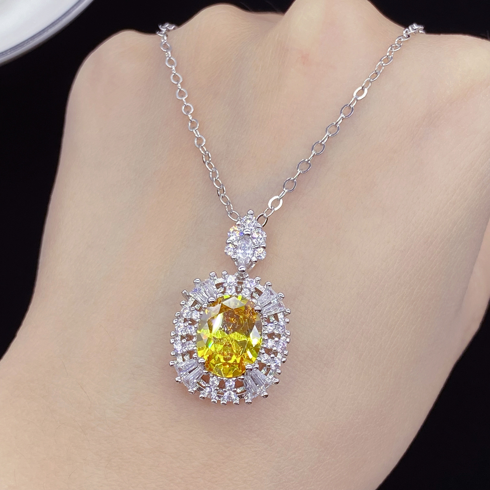 Kvinnliga smycken Sweet Crystal Zircon Diamond Pendant White Gold Necklace Party Födelsedagspresent