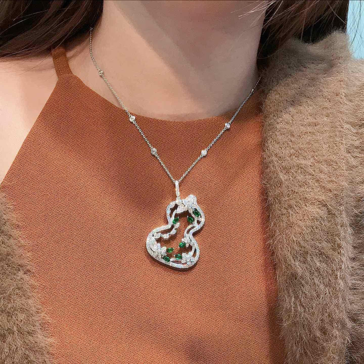 Gioielli di design Collana con ciondolo con diamanti Collana classica in acciaio al titanio con diamanti bottiglia di zucca Collane con ciondolo placcato oro 18 carati Gioielli da donna di alta qualità