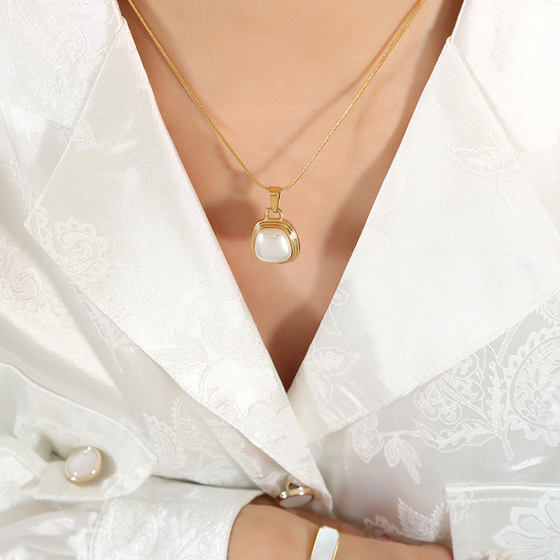 Nouveau français unique transfrontalier en acier titane avec chaîne colle perle pendentif en laiton en gros femmes ne se fanent pas couleur bijoux niche rétro