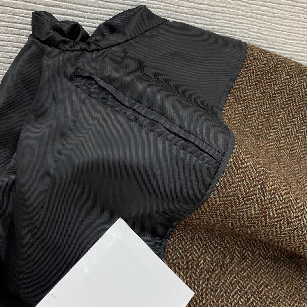 2023 Autumn Black Solid Kolor Blazers Blazers z długim rękawem przyciski na zwolnione lapel z podwójną warstwą warstwy marki B3O242210