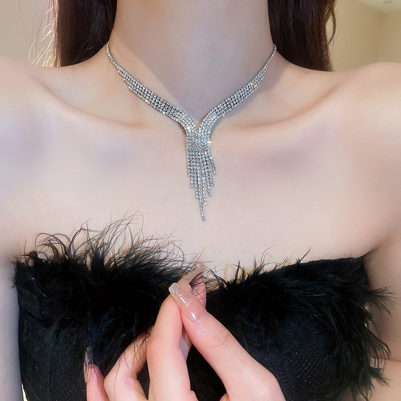 Diamant Embelled Water Drop Tassel Necklace örhängen Två stycken Set Elegant Collarbone Chain High-End Sense Halsband för kvinnor