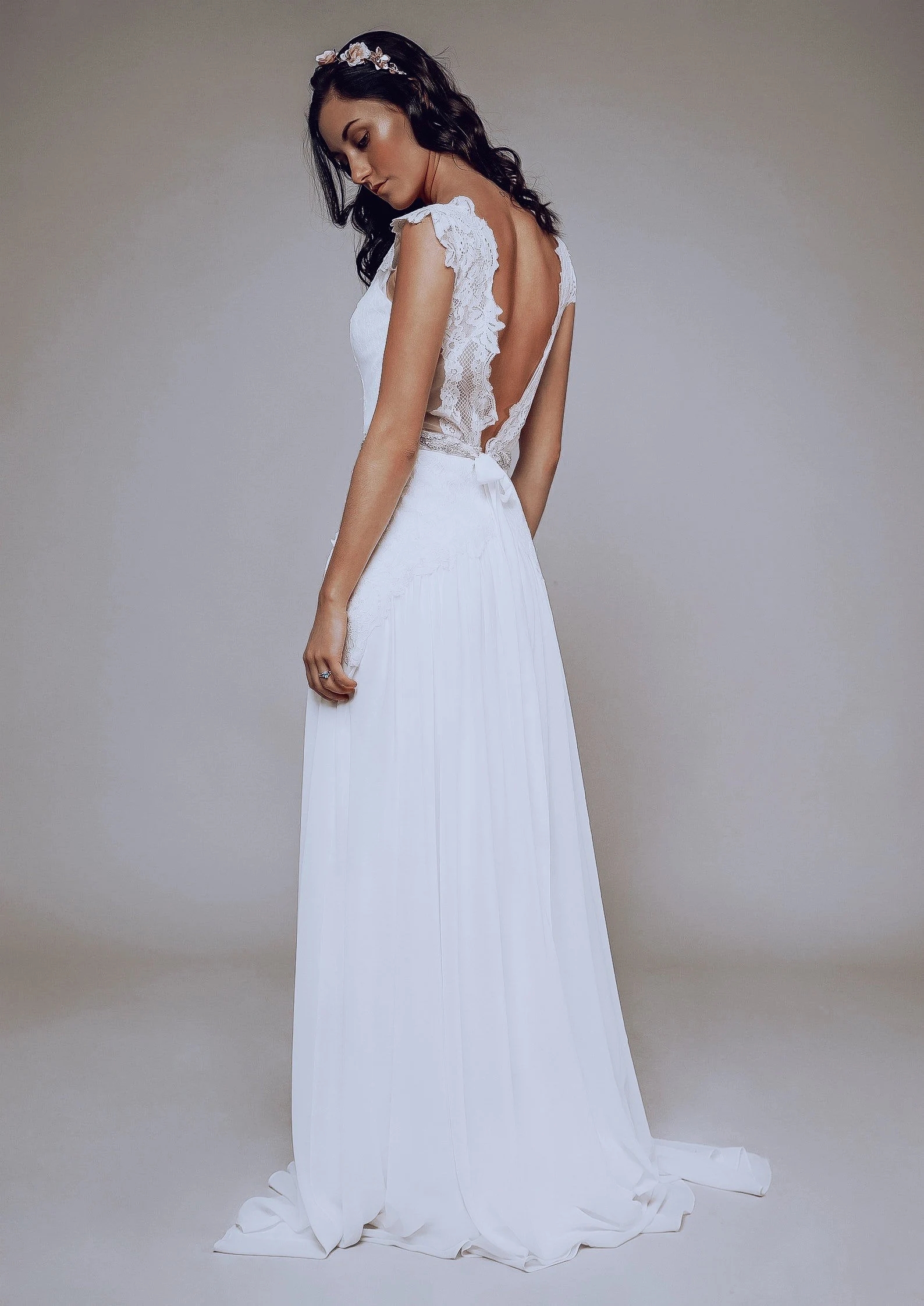 V Neck Sexy A Line Wedding Dresses Backless Elegant Chiffon Boho White Lace Beach Garden Bridal Gowns With Rhinestones Belt Sweep Train Bride Robes de Mariee CL2830