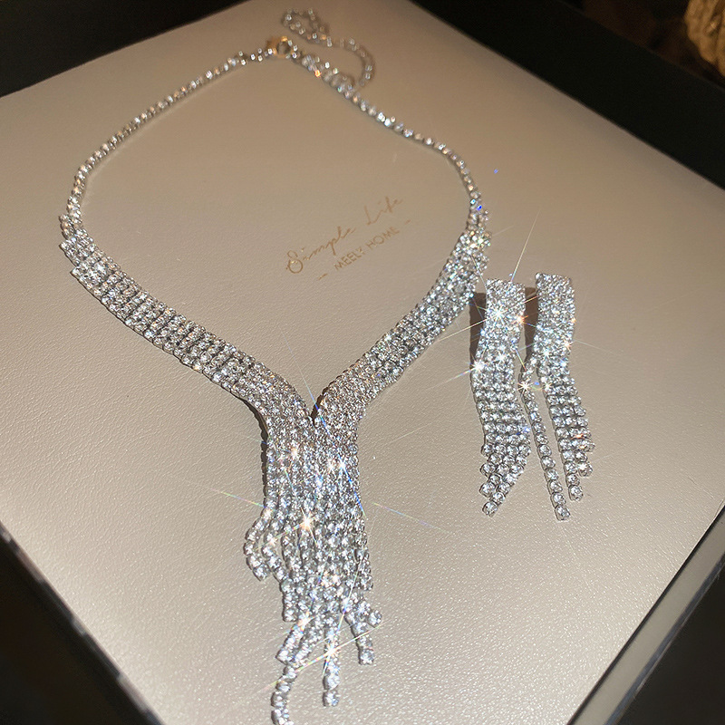 Diamant Embelled Water Drop Tassel Necklace örhängen Två stycken Set Elegant Collarbone Chain High-End Sense Halsband för kvinnor