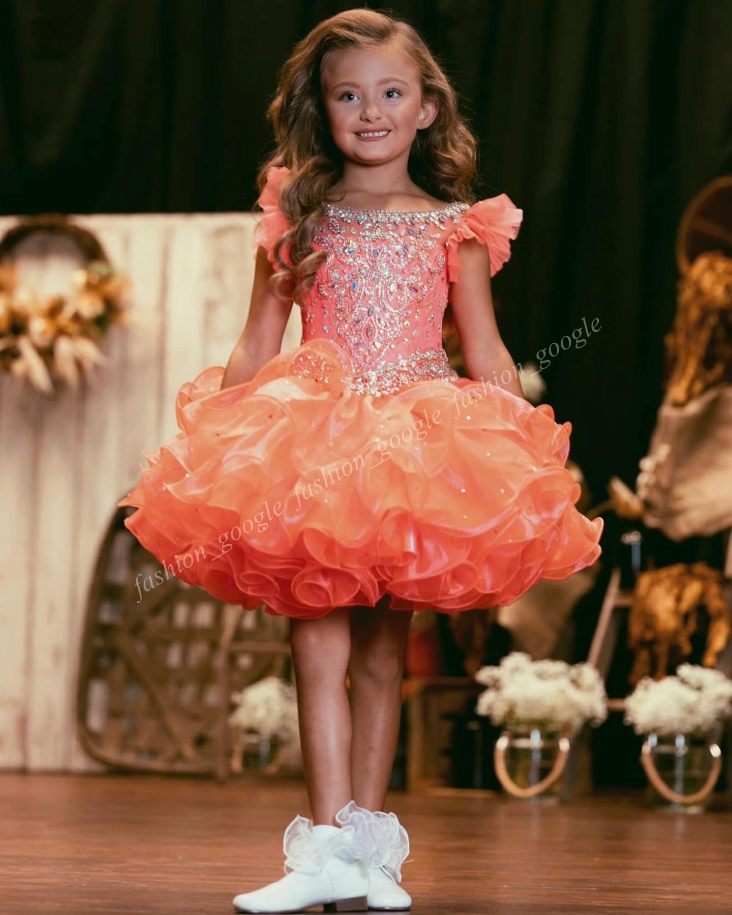 Sıcak-Pink Girl's Glitz Pageant Elbise 2024 Ruffles Kollu Katmanlı Organza Etek Boncuklar Kristal Cupcake Pageant Parti Gowns Bebek Kız Tiers Toddler Infant Beyaz Dantel