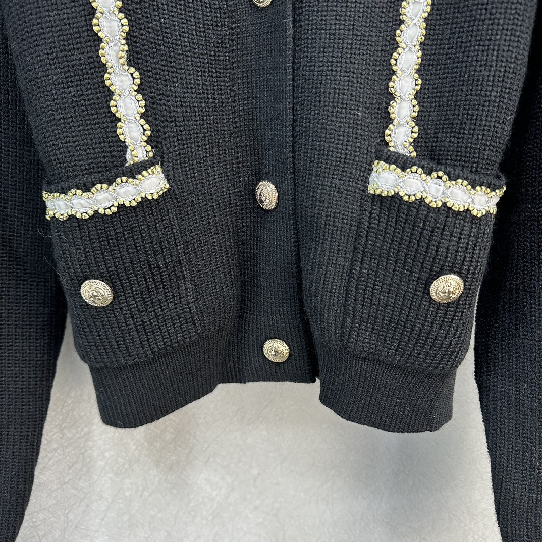 1026 2023 활주로 가을 브랜드 같은 스타일의 긴 소매 검은 V 목 가디건 여성 스웨터 E701
