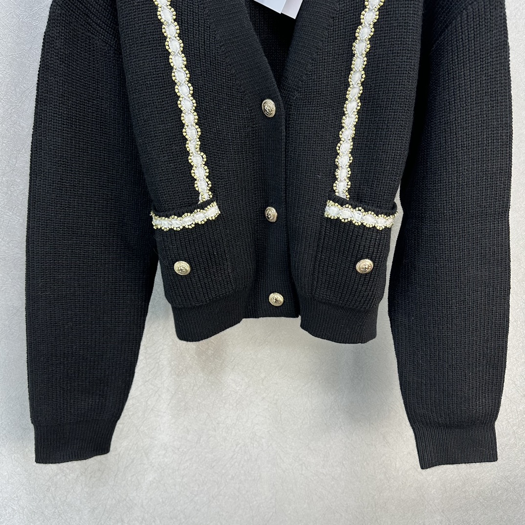 1026 2023 활주로 가을 브랜드 같은 스타일의 긴 소매 검은 V 목 가디건 여성 스웨터 E701